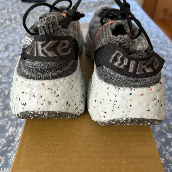 Nike Space Hippies women’s size 8, Men’s size 6.5 Back and Grey sneakers - Picture 3 of 5